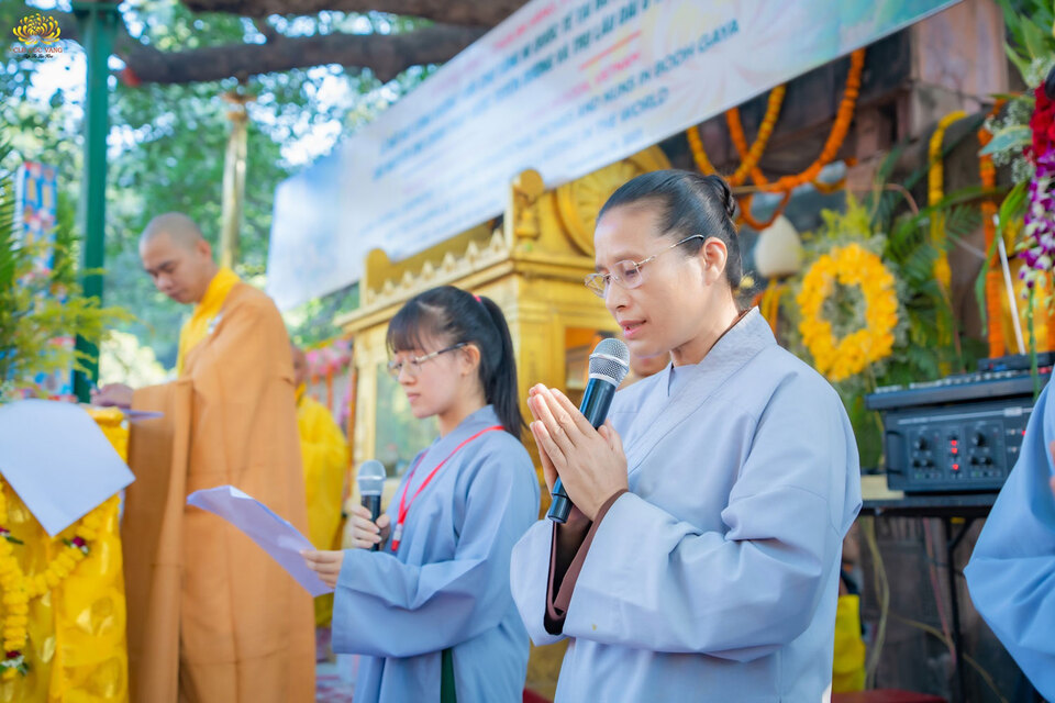 Đại diện các Phật tử, Cô chủ nhiệm Phạm Thị Yến dâng lời tác bạch.