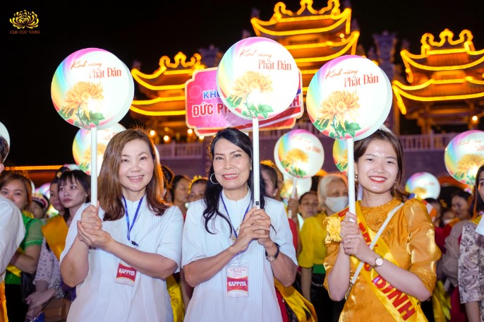 Phật tử Thái Lan hòa chung niềm vui trong lễ diễu hành mừng ngày Phật đản