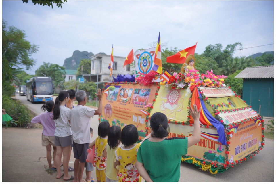 Người dân Quảng Bình vẫy chào xe diễu hành