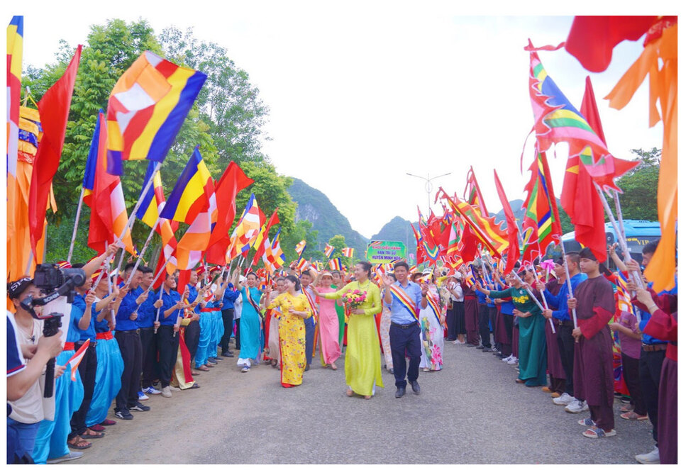 Nhân dân, Phật tử chào đón Cô Chủ nhiệm cùng đoàn diễu hành