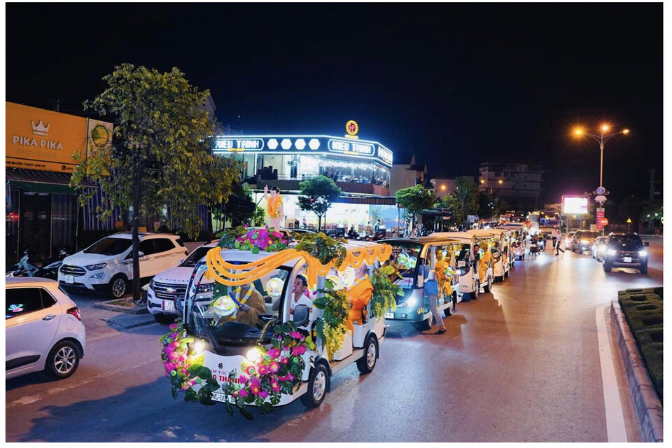 Đoàn diễu hành xe hoa xung quanh TP Đồng Hới, tỉnh Quảng Bình