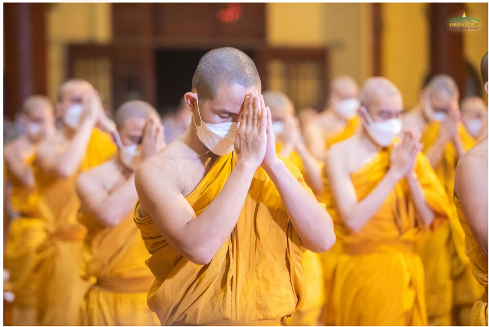 Chư Tăng chắp tay trang nghiêm dẫn Lễ Ngũ Bách Danh cho các Phật tử hướng tâm tham dự đàn lễ (ảnh năm 2022)