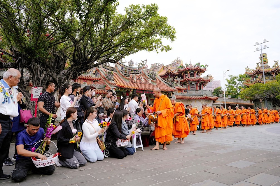 Nhân dân, Phật tử đặt bát cúng dường chư Tăng (Hình ảnh được ghi lại tại Đài Loan - tháng 12/2023)