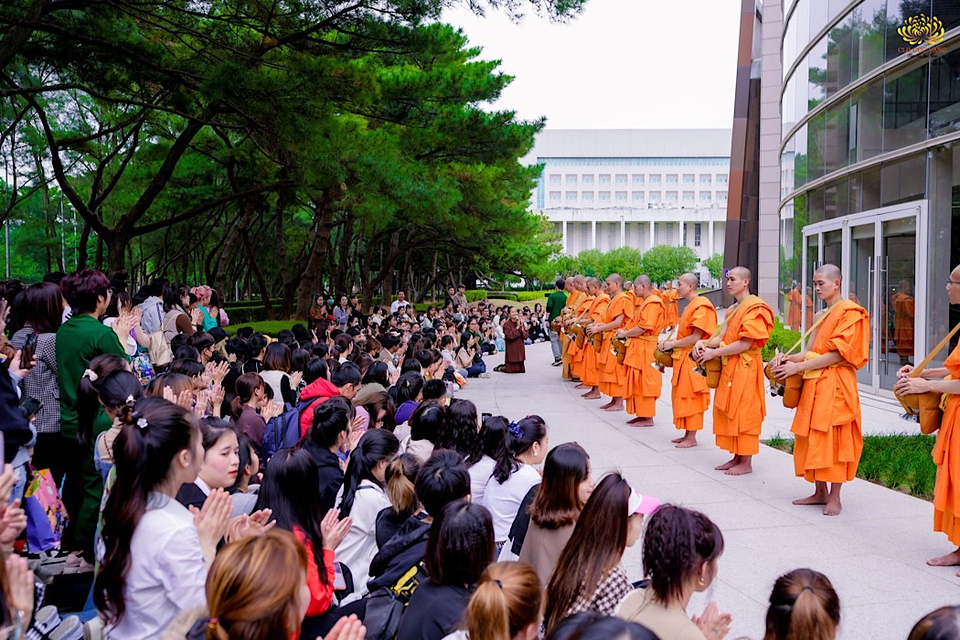 Cô Phạm Thị Yến đại diện cho nhân dân, Phật tử dâng lời bạch tới chư Tôn đức Tăng