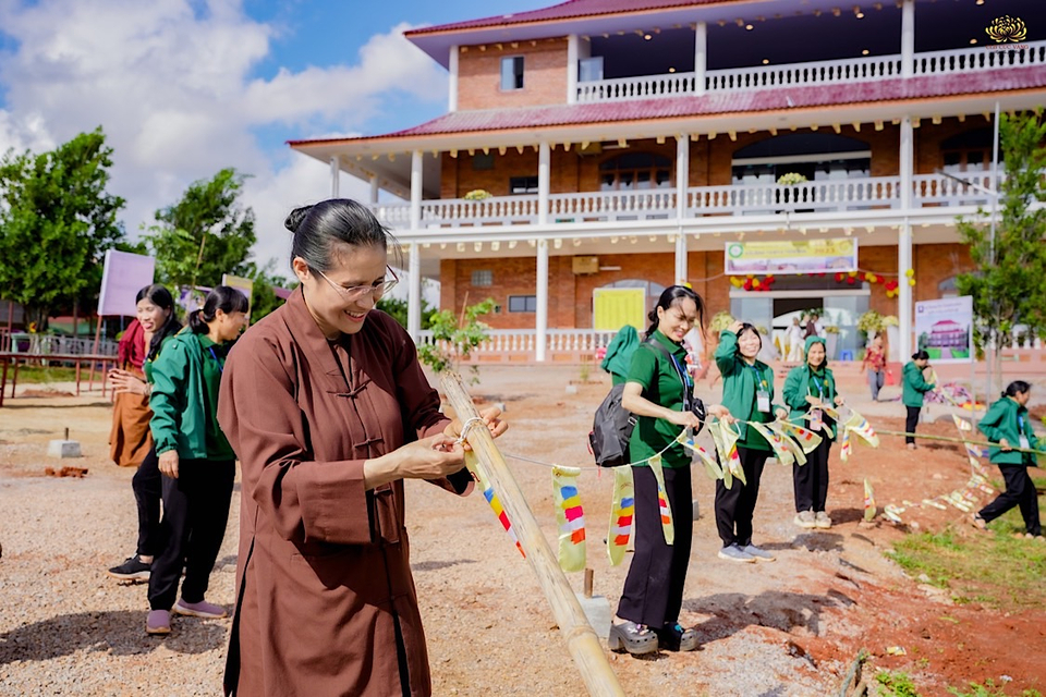 Ai nấy đều rất hoan hỷ và tích cực làm phận sự hỗ trợ cho chương trình khánh thành Trung tâm Thiền Kālāma được diễn ra thành công tốt đẹp
