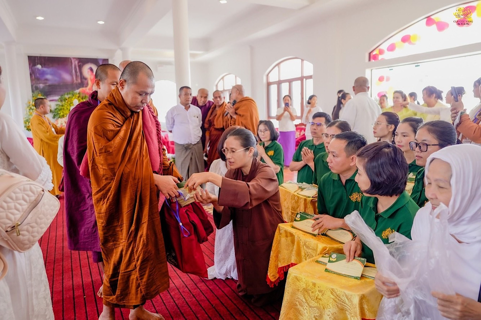 Cô Phạm Thị Yến cùng các Phật tử cung kính cúng dường quý chư Tôn đức Tăng