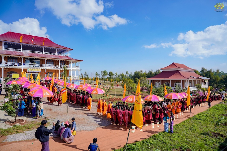 CLB Cúc Vàng đặt bát cúng dường hơn 500 chư Tăng Ni tại Trung tâm Thiền Kālāma, thị trấn Pyin Oo Lwin, vùng Mandalay, Myanmar
