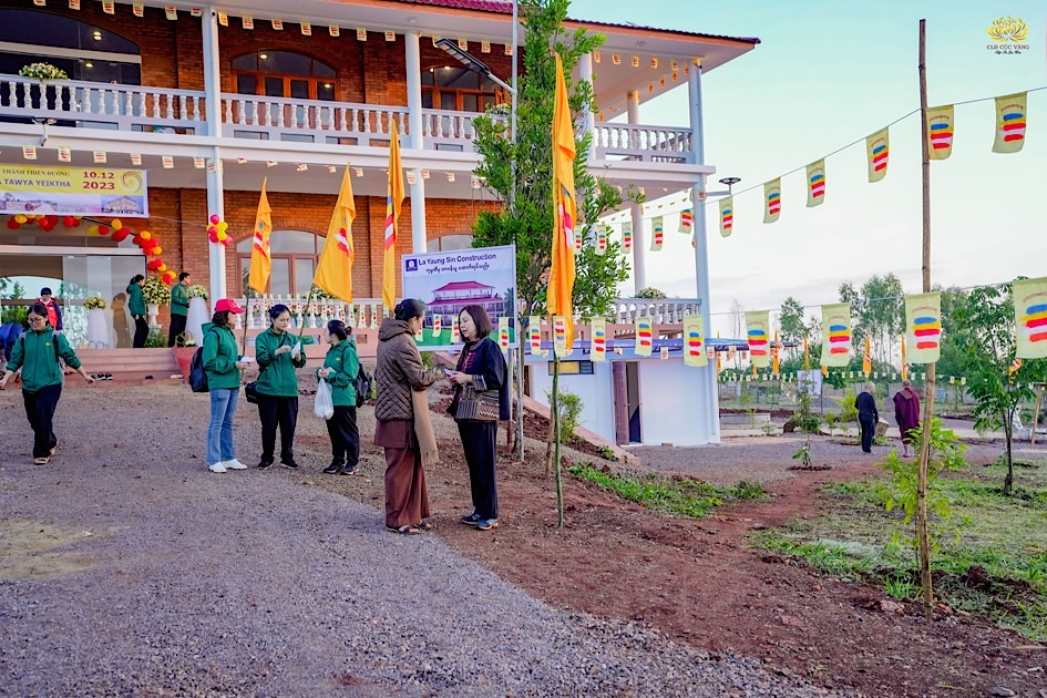 Cô Phạm Thị Yến trao đổi công việc về công tác chuẩn bị với Phật tử phụ trách tại Trung tâm Thiền Kālāma