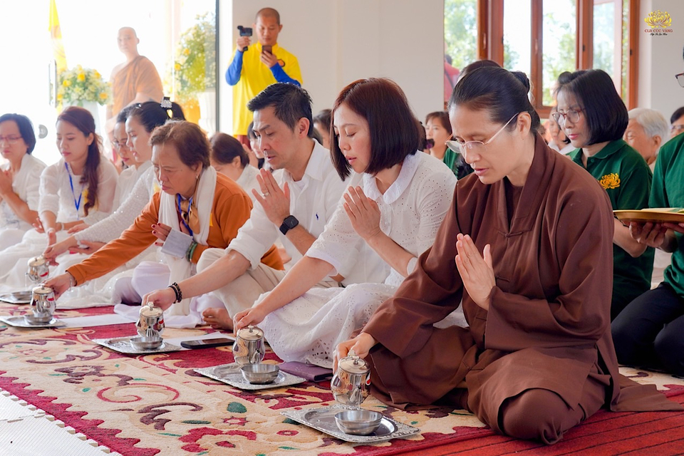 Các Phật tử thực hiện nghi thức chế nước