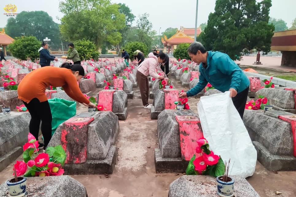 Từng ngôi mộ anh hùng liệt sĩ đều được các Phật tử dọn dẹp chu đáo.