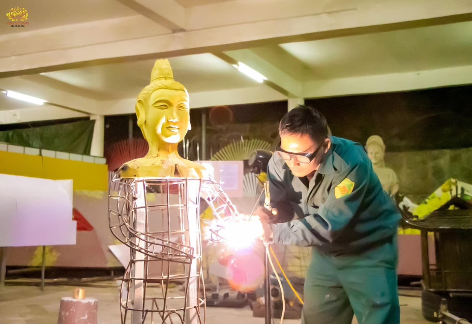 Mô hình tượng Thái tử Trần Khâm do chính các Phật tử trạm khắc