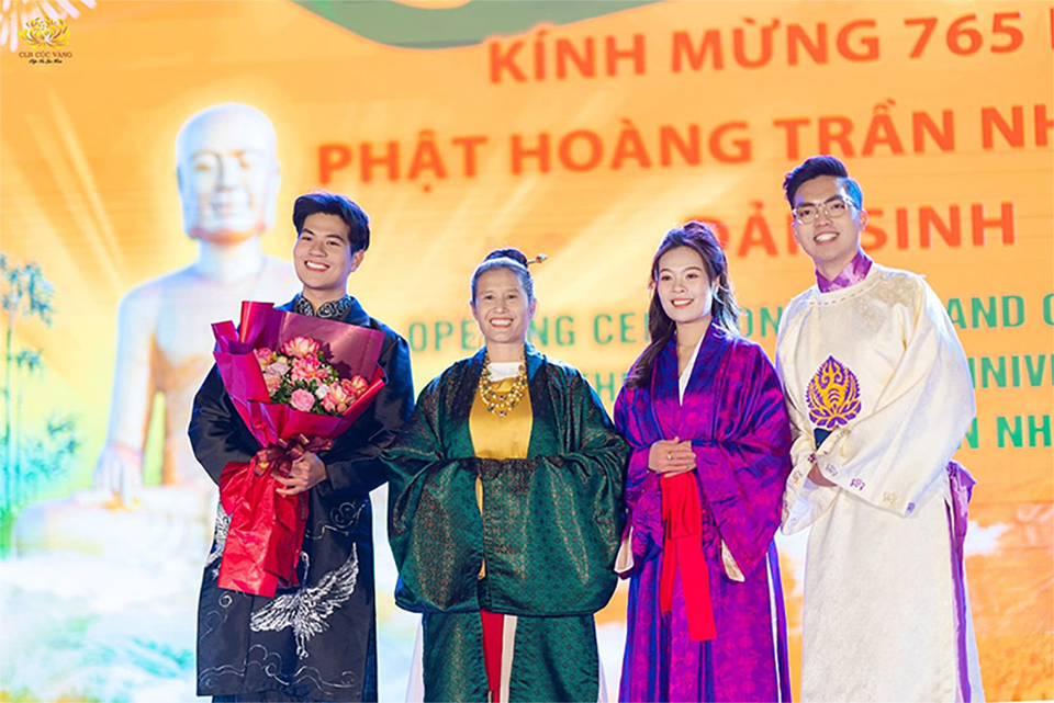 Cô Phạm Thị Yến chụp ảnh lưu niệm cùng ca sĩ và MC chương trình