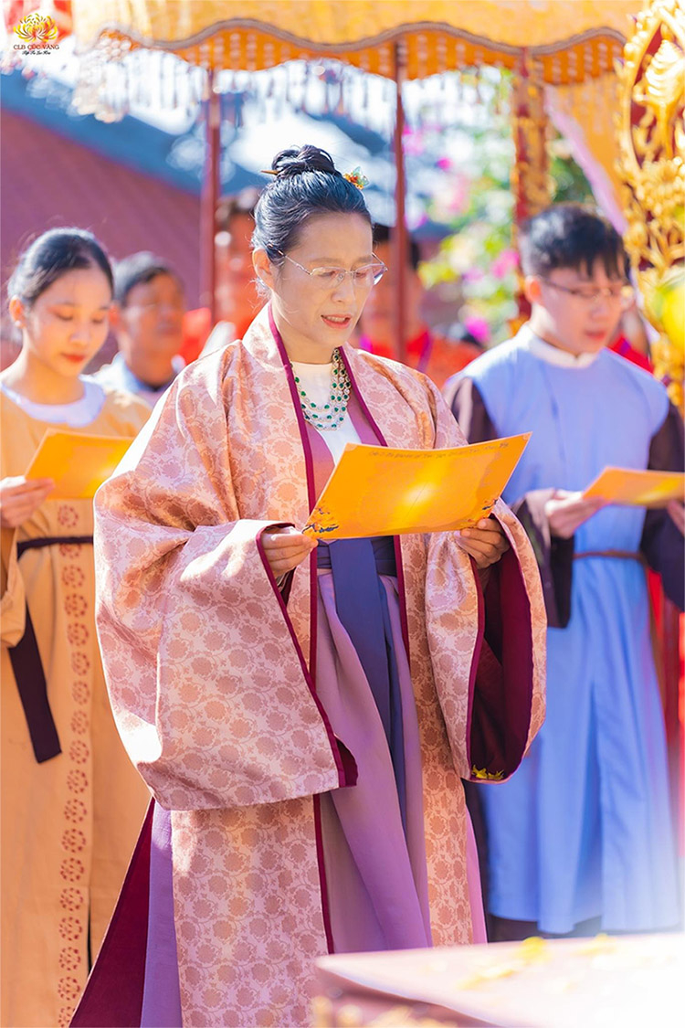 Cô Phạm Thị Yến cùng các Phật tử tụng kinh trong buổi lễ