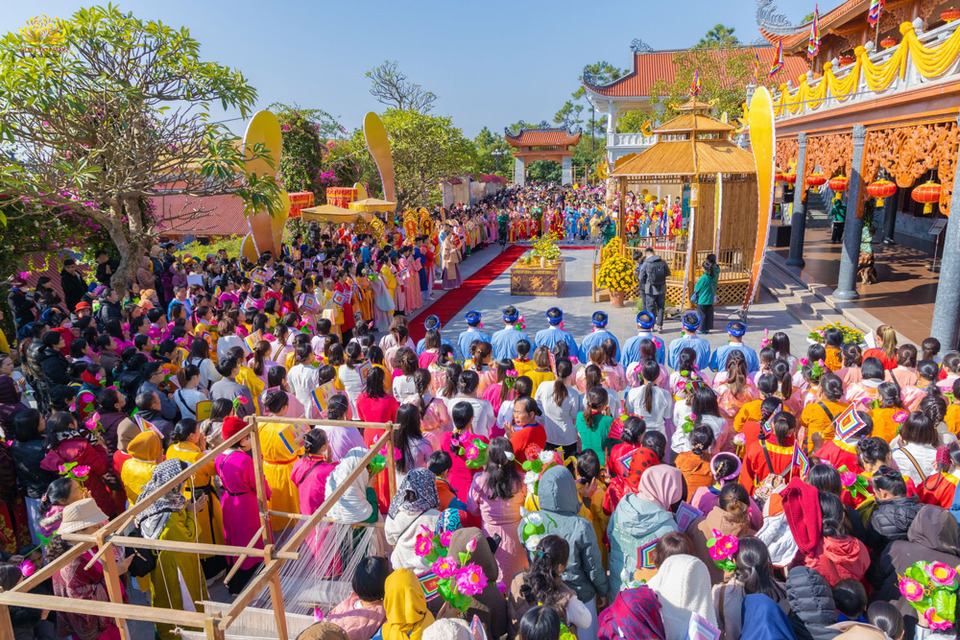 Đông đảo nhân dân, Phật tử cùng tham gia buổi lễ dâng phẩm vật