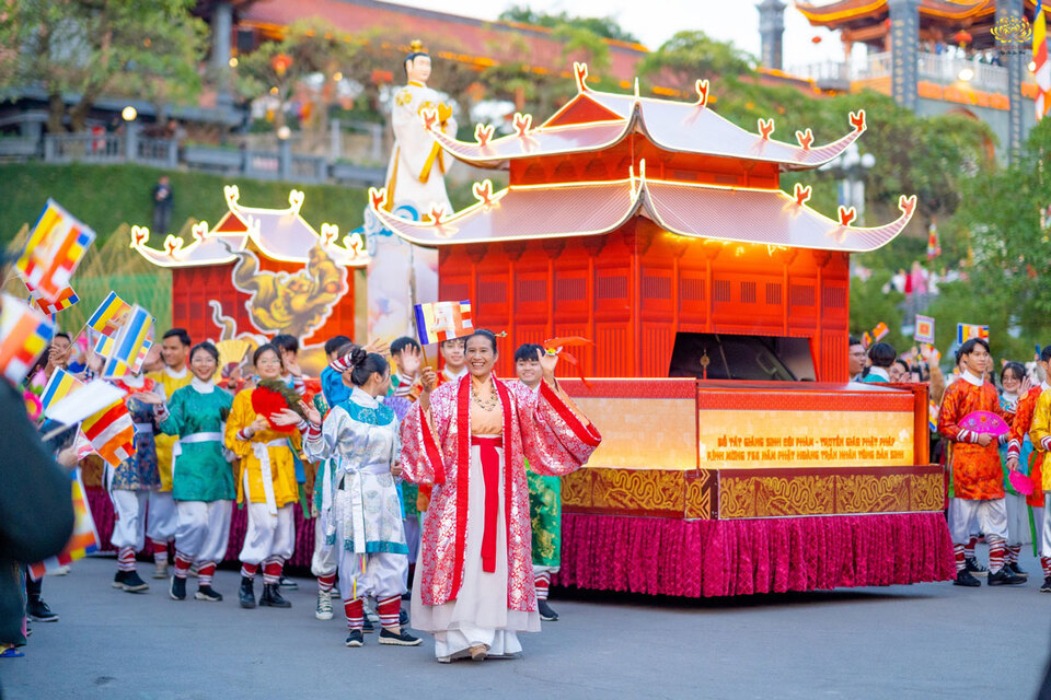 Cô Phạm Thị Yến cùng các Phật tử trẻ đi diễu hành cùng khối xe mô hình Bồ Tát giáng sinh cõi phàm - Truyền giáo Phật Pháp