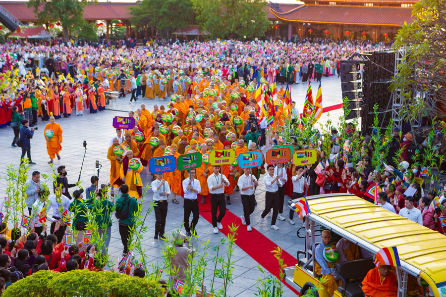 Tham gia đoàn diễu hành còn có quý chư Tôn đức Tăng đến từ các nước: Sri Lanka, Thailand, Việt Nam, Myanmar, Bangladesh, India, Bhutan