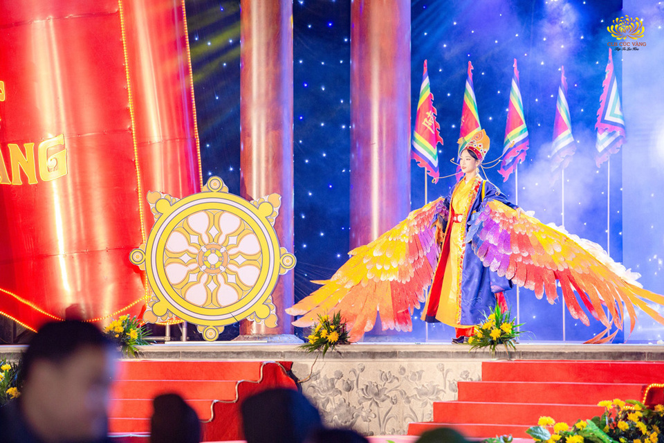 Người mẫu Dương Vũ khoác trên mình bộ lễ phục địch y cùng cánh phượng, lấy hình tượng mẫu hậu của Thái tử