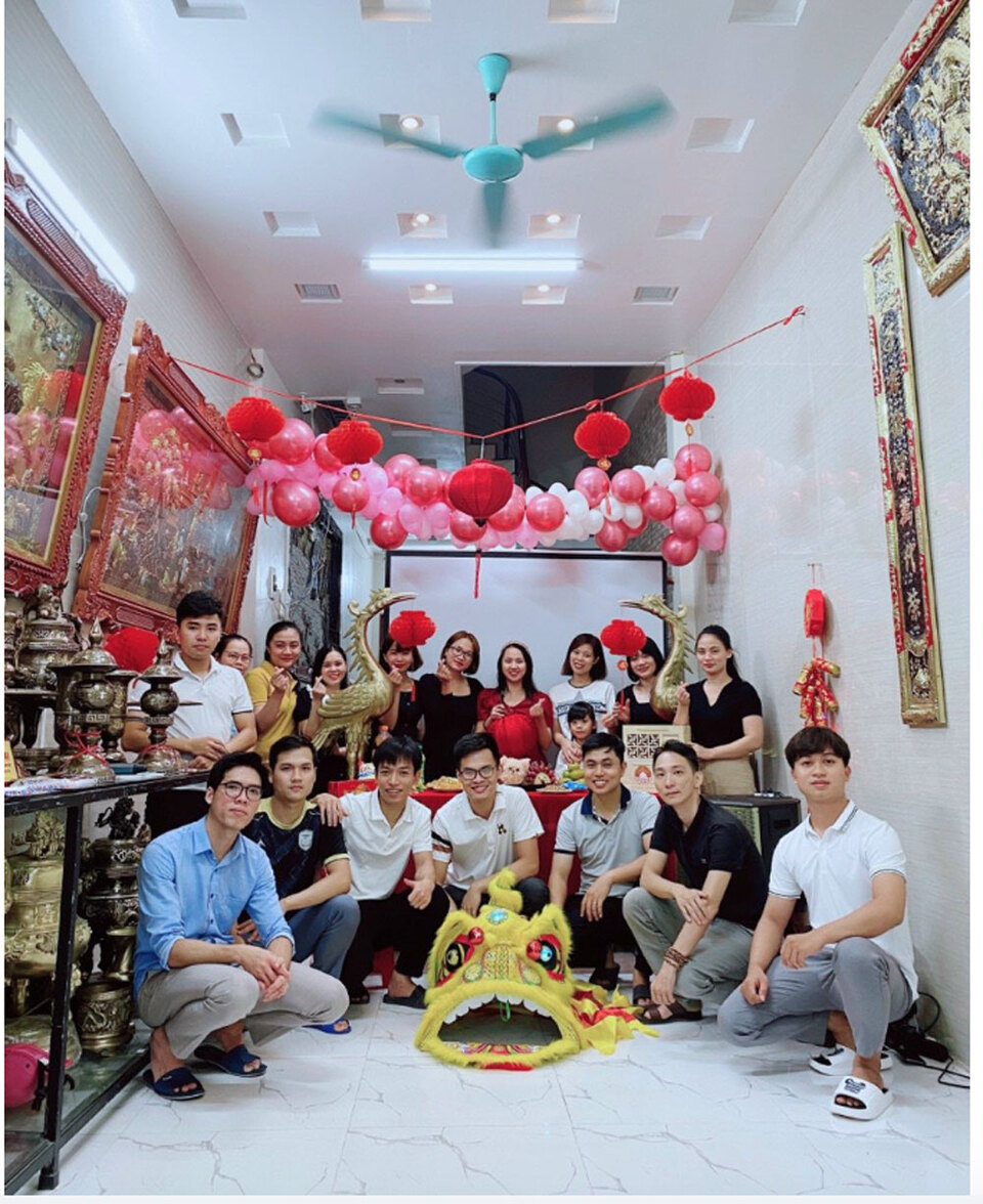 Nguyễn Đình Thắng (áo trắng, ngoài cùng bên phải) cùng các anh chị em nhân viên tại công ty 