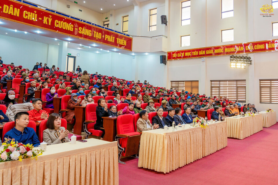 Chương trình trao tặng quà Tết Nhân Ái - Xuân Giáp Thìn 2024 được tổ chức tại Trung tâm Tổ chức hội nghị TP.Uông Bí, Quảng Ninh