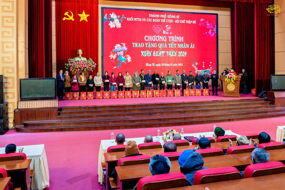 Các hộ dân có hoàn cảnh khó khăn trên địa bàn thành phố đón nhận những phần quà ý nghĩa từ Ủy ban Mặt trận Tổ quốc Việt Nam tỉnh Quảng Ninh