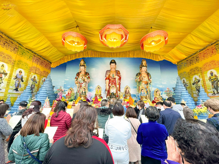 Nhân dân, Phật tử đi chùa lễ Phật cầu phúc lành đầu năm mới