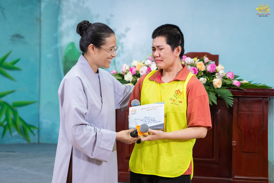 Bạn Nguyễn Thị Minh Huệ hiện đang sinh hoạt tại khối Quế Võ thuộc CLB Tuổi trẻ Ba Vàng xúc động đón nhận phần quà từ Cô chủ nhiệm
