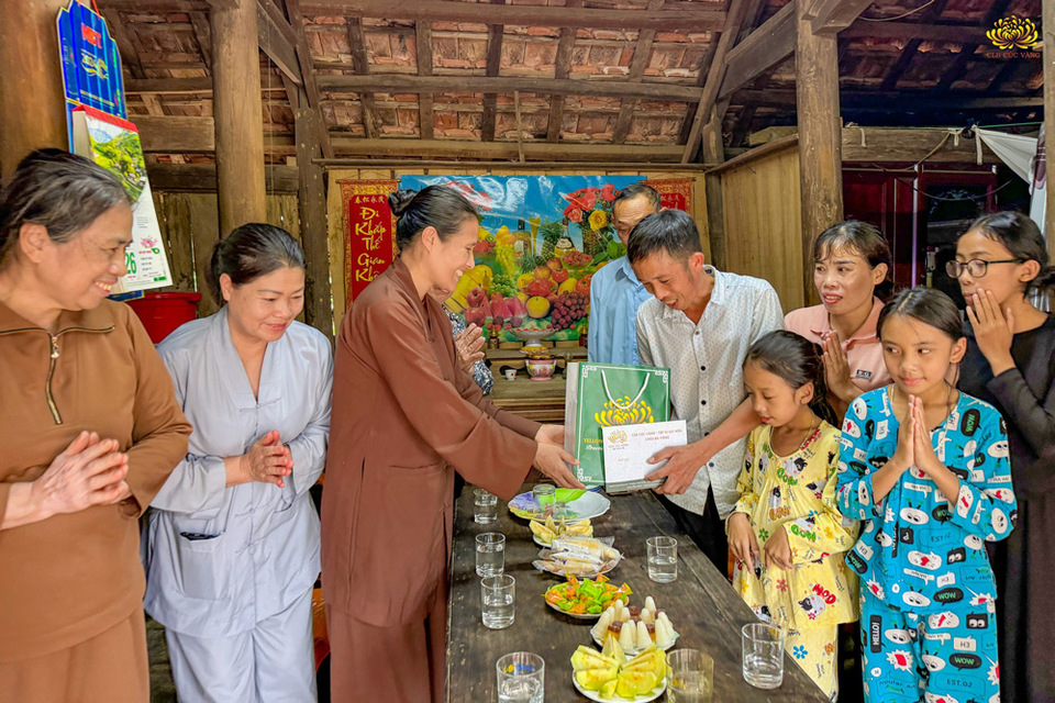 Biết được hoàn cảnh gia đình đạo hữu, vừa qua, nhân chuyến phận sự tại Quảng Bình, Cô Phạm Thị Yến đã trực tiếp tới nhà thăm hỏi, động viên và trao phần quà Tết tới đạo hữu Hạnh cùng gia đình