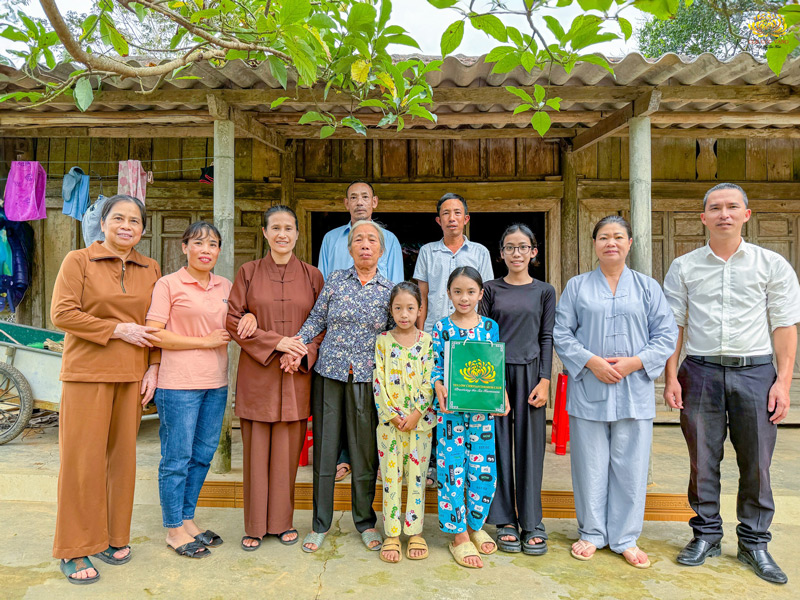 Gia đình cùng chụp bức ảnh lưu niệm bên Cô chủ nhiệm và các đạo hữu trong đạo tràng Thái Chiếu - Đồng Hới, Quảng Bình