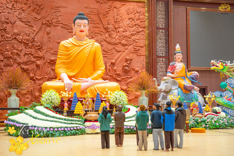 Cô cùng các Phật tử cũng tới kiểm tra công tác trang trí tại ban thờ trên tầng 2 Đại giảng đường