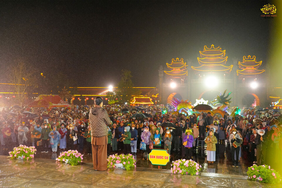 Cô chủ nhiệm Phạm Thị Yến hướng dẫn các Phật tử trong CLB Cúc Vàng - Tập Tu Lục Hòa thực hành thiền  
