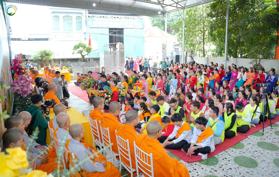 Các bạn khóa sinh đại diện CLB La Hầu La cùng các cô bác Phật tử dâng lời tri ân 2 cụ thân sinh của Sư Phụ.