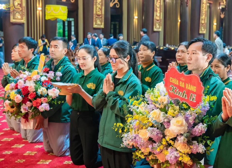 Theo sự phân công từ CLB Cúc Vàng, các Phật tử đại diện đã thành kính cúng dường chúc mừng Lễ khai hội xuân Yên Tử năm 2024.
