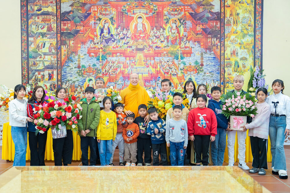 Các Phật tử đã cùng nhau dâng lẵng hoa tri ân nhân kỷ niệm sinh nhật CLB Cúc Vàng - Tập Tu Lục Hòa.