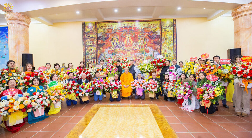 Những lẵng hoa tươi thắm từ các đạo tràng Phật tử trong CLB Cúc Vàng - Tập Tu Lục Hòa dâng lên Sư Phụ.