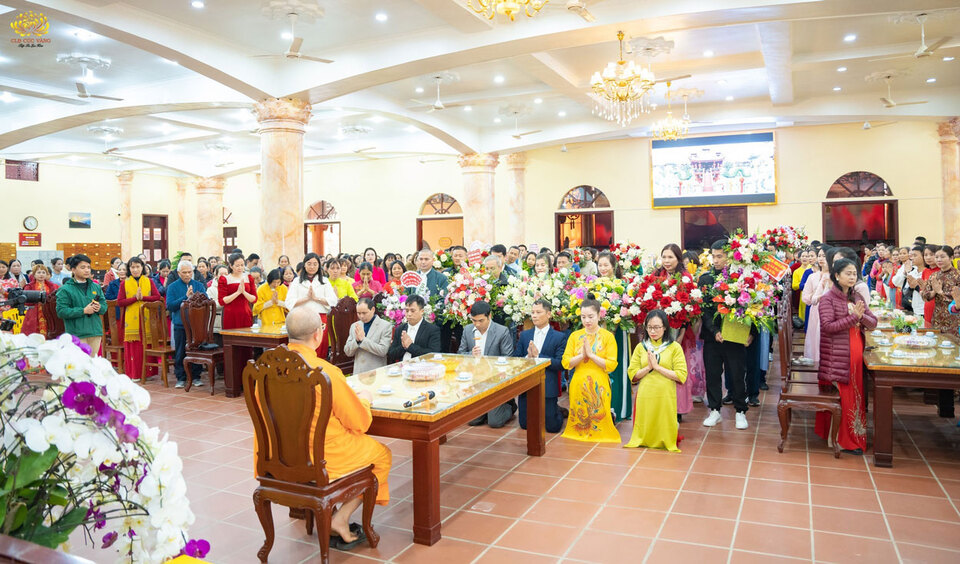 Đại diện các Phật tử dâng lời tác bạch tri ân Sư Phụ nhân kỷ niệm sinh nhật của CLB Cúc Vàng - Tập tu Lục Hòa