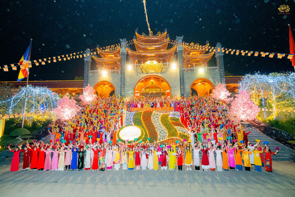 Cô Phạm Thị Yến cùng các đạo hữu nữ trong CLB Cúc Vàng hân hoan chụp ảnh tại cổng Tam Quan chùa Ba Vàng