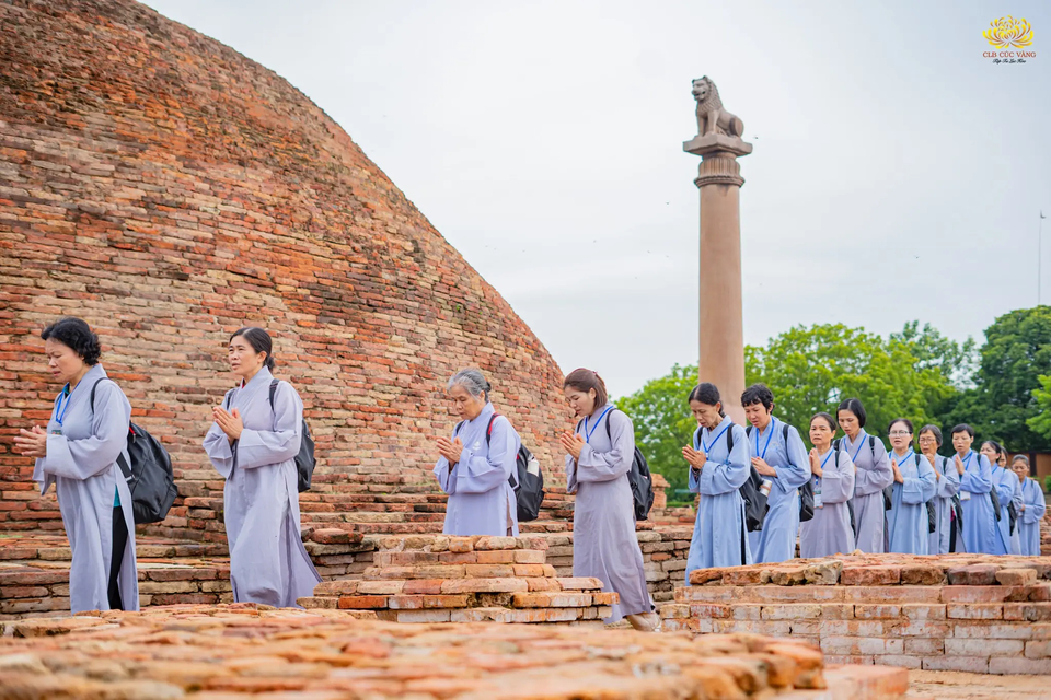 Các Phật tử đi nhiễu xung quanh tháp và cột trụ đá tại nơi Thánh tích đánh dấu sự kiện Đức Phật xuất gia cho Ni đoàn đầu tiên.