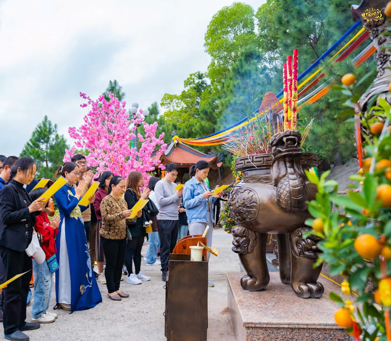 Nhân dân đến chùa Ba Vàng du xuân, cầu nguyện đầu năm (ảnh minh họa)