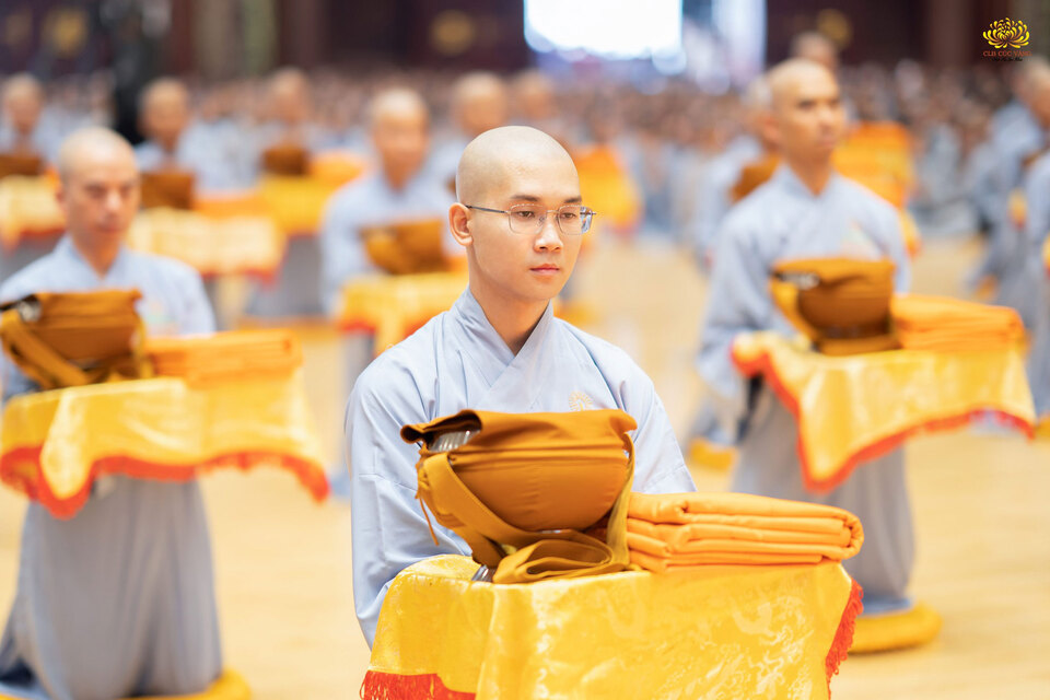 Sau khi được Sư Phụ chú nguyện, truyền trao y, bát, các quý tân sư nương đức đại Tăng, được thọ nhận y, bát do các Phật tử cúng dường.