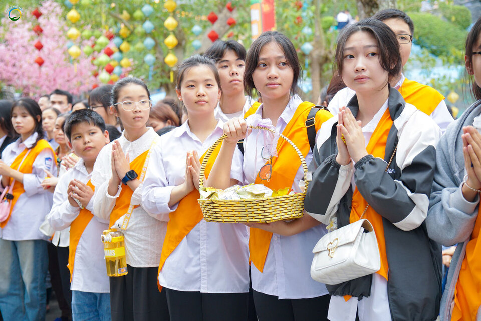 Các bạn khóa sinh CLB La Hầu La tham gia buổi đặt bát cúng dường chư Tăng chùa Ba Vàng.  