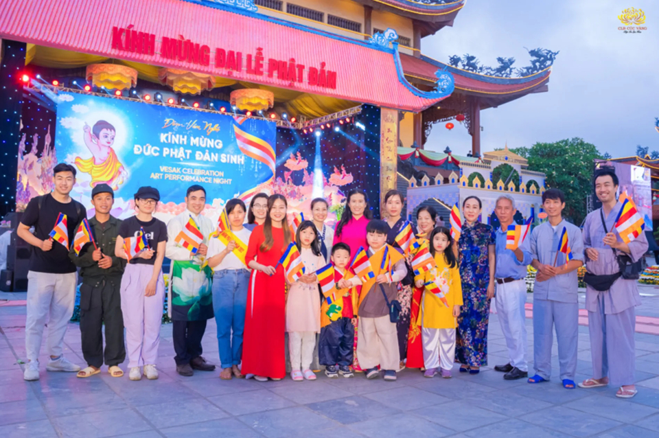 Chị Kim Sopheap (mặc sườn xám xanh) cùng chồng (đứng cạnh) và các Phật tử xa xứ chụp ảnh kỷ niệm với Cô Chủ nhiệm Phạm Thị Yến
