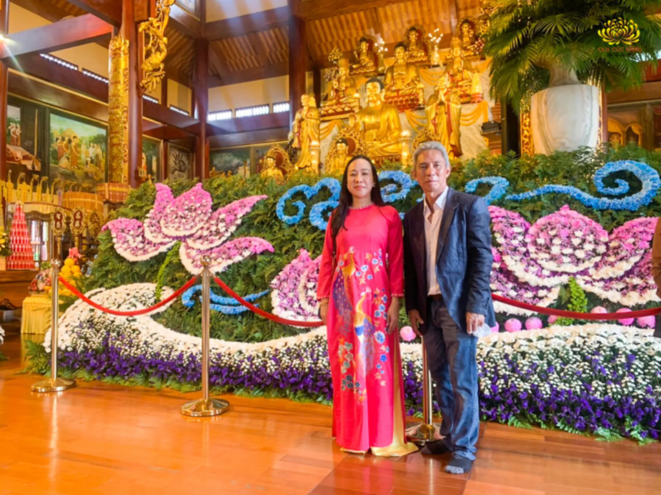 Chị Kim Sopheap cùng chồng quyết định về chùa Ba vàng nhân dịp lễ Phật đản