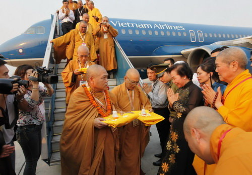 Các cao Tăng của Giáo hội Phật giáo Việt Nam rước ngọc Xá lợi Phật về chùa Bái Đính, Ninh Bình năm 2010 (Hình ảnh ghi nhận tại sân bay)