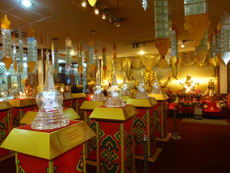 Tháp Xá lợi Phật và các vị A-la-hán ở chùa Wat Yannawa (Băng Cốc, Thái Lan)
