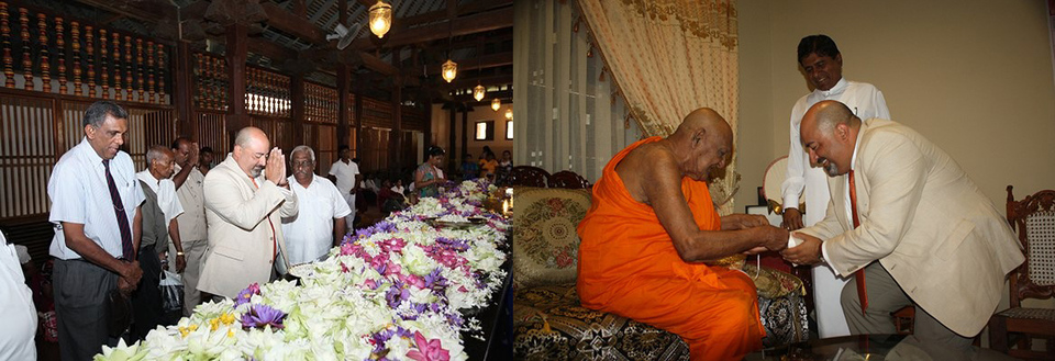 Đại sứ Hoa Kỳ chiêm bái Xá lợi Răng Phật tại chùa Sri Dalada Maligawa (Kandy, Sri Lanka)