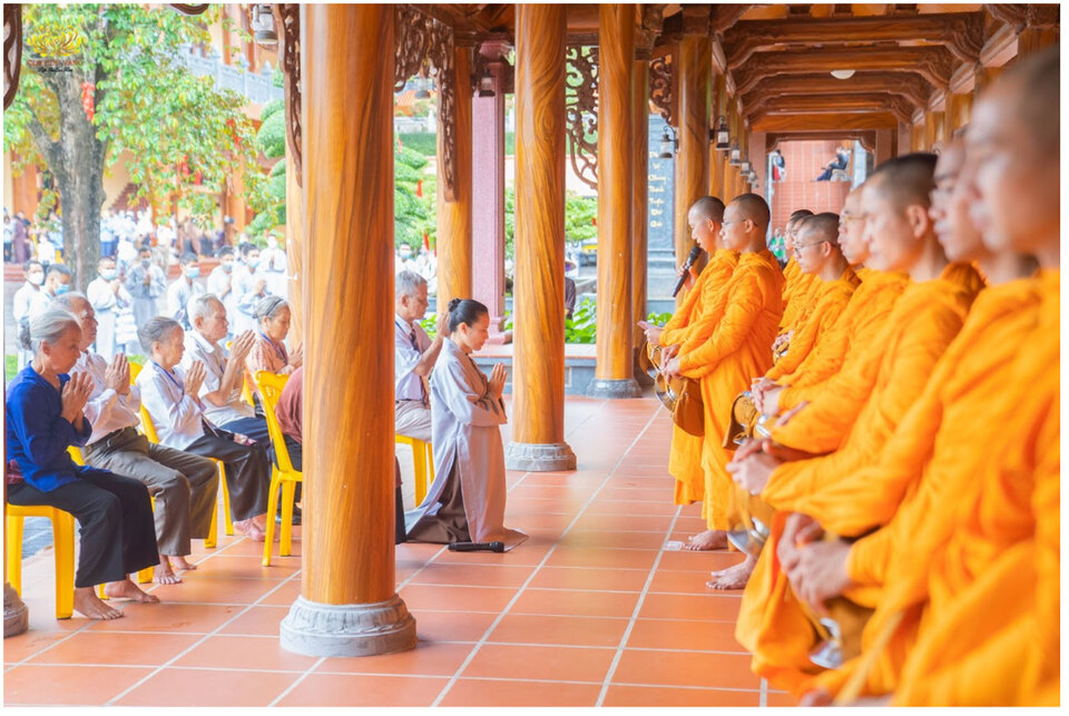 Cô Phạm Thị Yến đại diện cho cha mẹ các Phật tử dâng lời tác bạch
