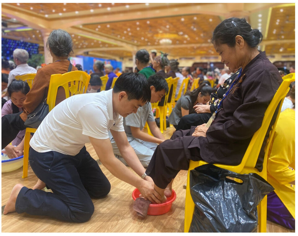 Phật tử Bùi Ngọc Dương (áo trắng) rửa chân cho mẹ nhân lễ vu lan