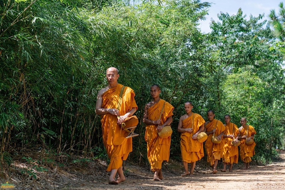 Sư Phụ Thích Trúc Thái Minh cùng chư Tăng chùa Ba Vàng trì bình khất thực - một trong 13 pháp đầu đà