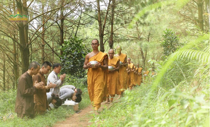 Chư Tăng chùa Ba Vàng thực hành hạnh thiểu dục tri túc, ngày ăn một bữa, đêm ngủ trong rừng