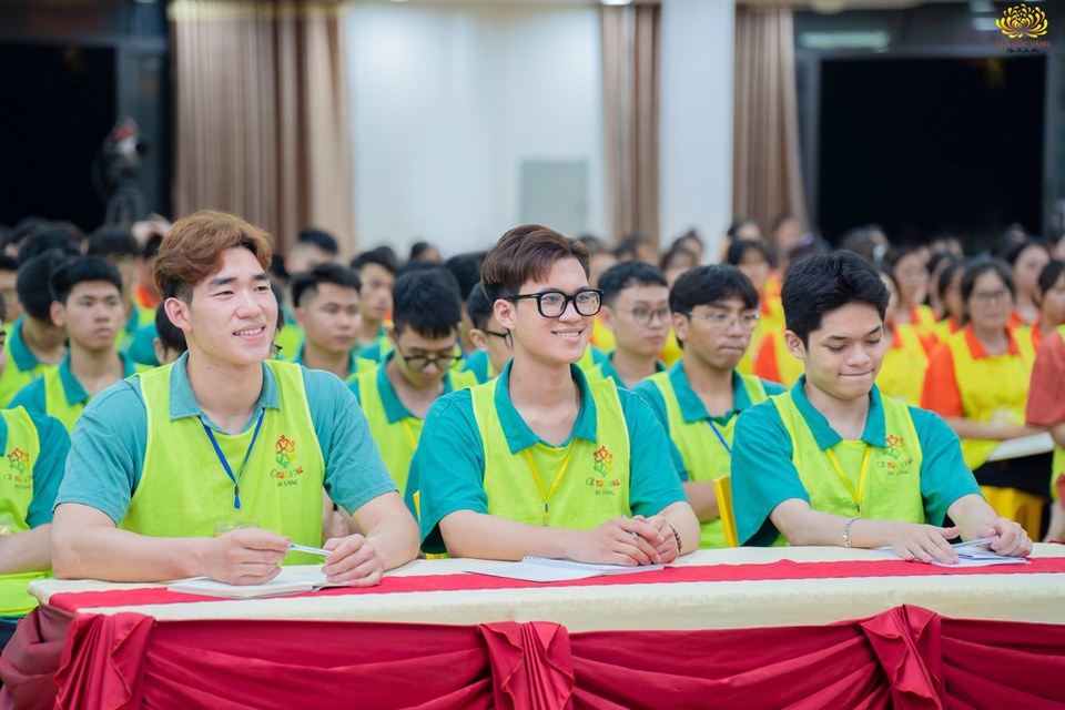 Niềm vui trên nét mặt các bạn trẻ trong CLB Tuổi trẻ Ba Vàng khi lắng nghe những lời chia sẻ và giải đáp thắc mắc của Cô Phạm Thị Yến trong chương trình.